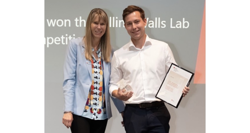 Empa Director Tanja Zimmermann and award winner Alexander Jessernig at the presentation of this year's Empa Innovation Award. Photo: Empa